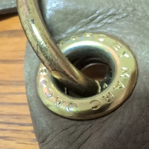 Marc Jacobs Beige Leather Shoulder Bag with Gold Accents - Picture 3 of 7